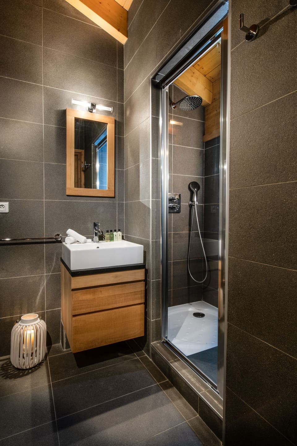 Apartment | Bathroom | Rainfall showerhead, towels