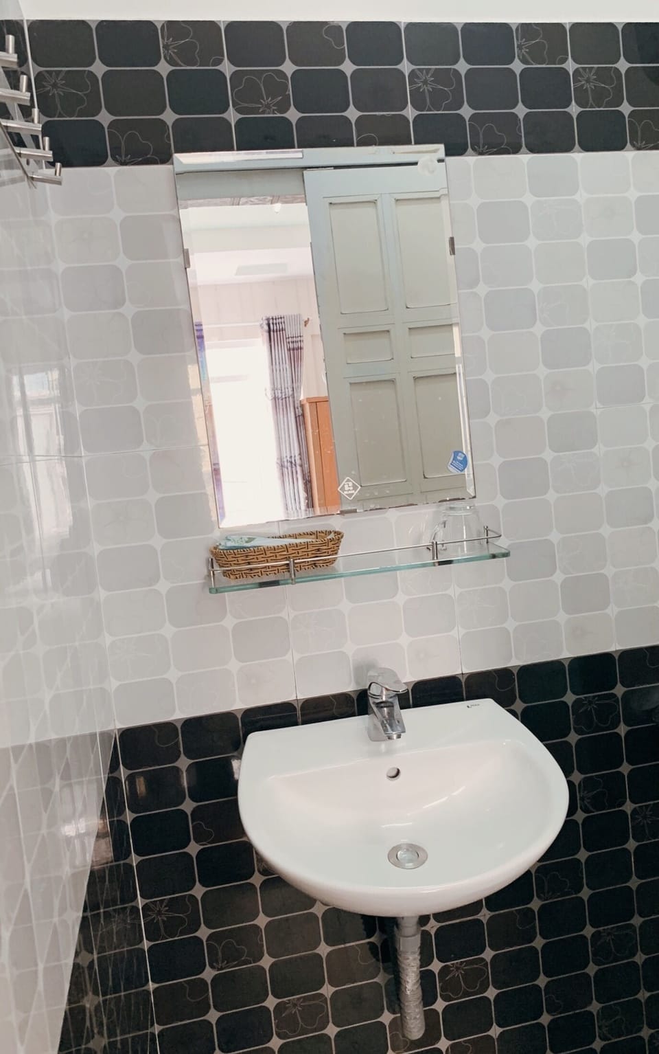 Bathroom sink