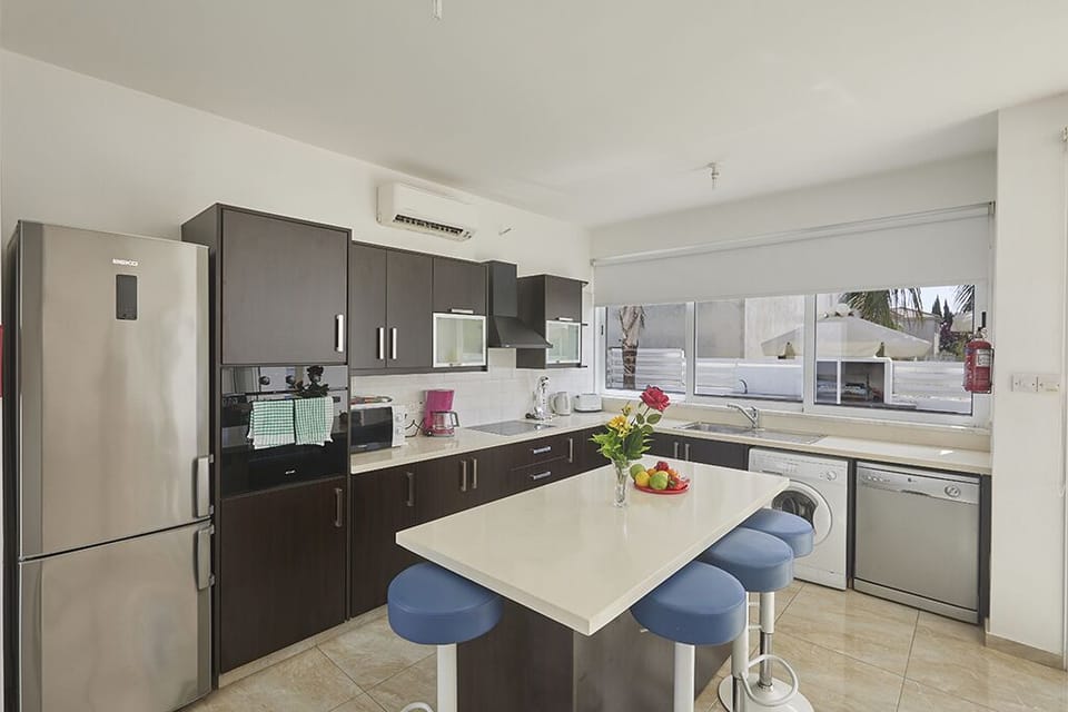 Fully Equipped Kitchen with breakfast bar