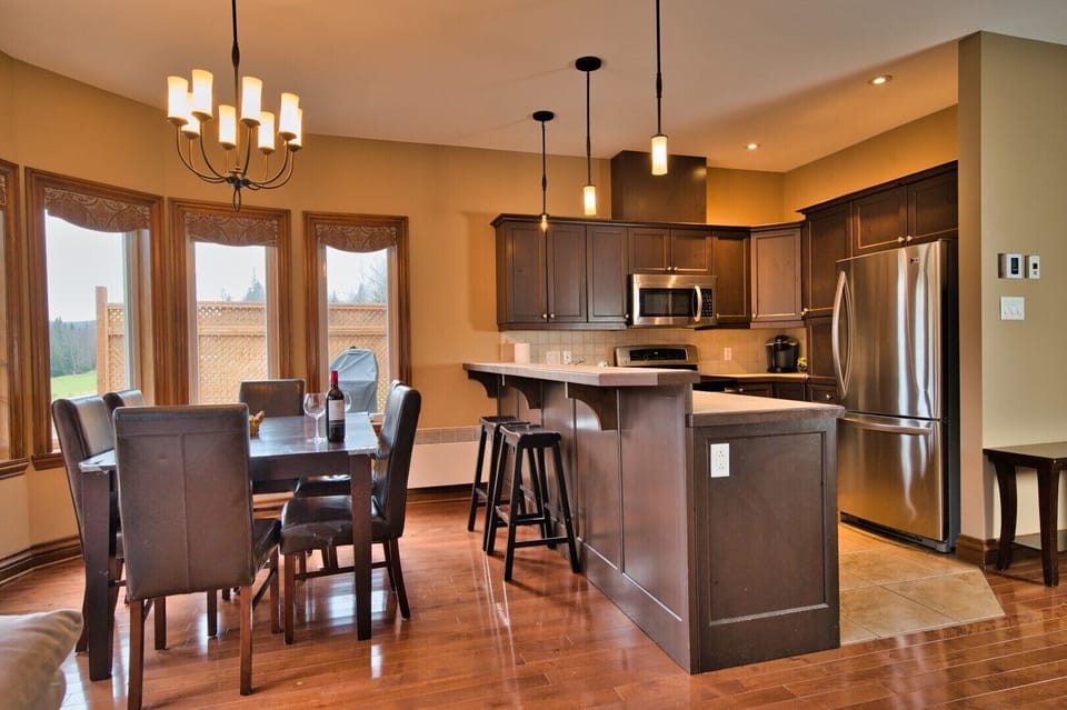 Full-size fridge, microwave, dishwasher, coffee/tea maker
