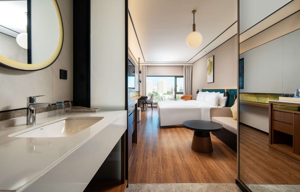 Room, 1 King Bed | In-room safe, soundproofing, WiFi (free), bed sheets