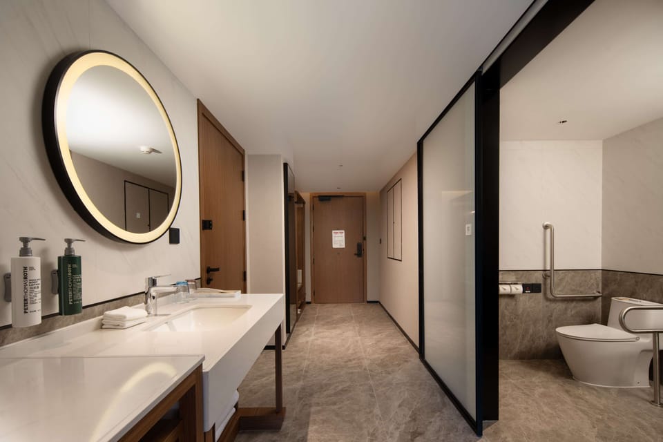 Room, 1 King Bed, Accessible | Bathroom | Towels