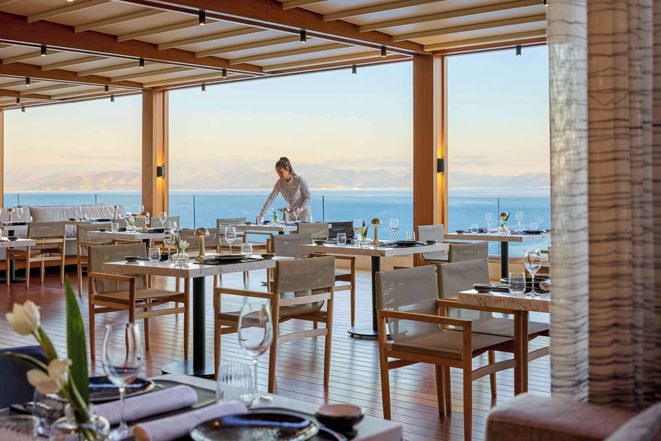 4 restaurants; lunch and dinner served