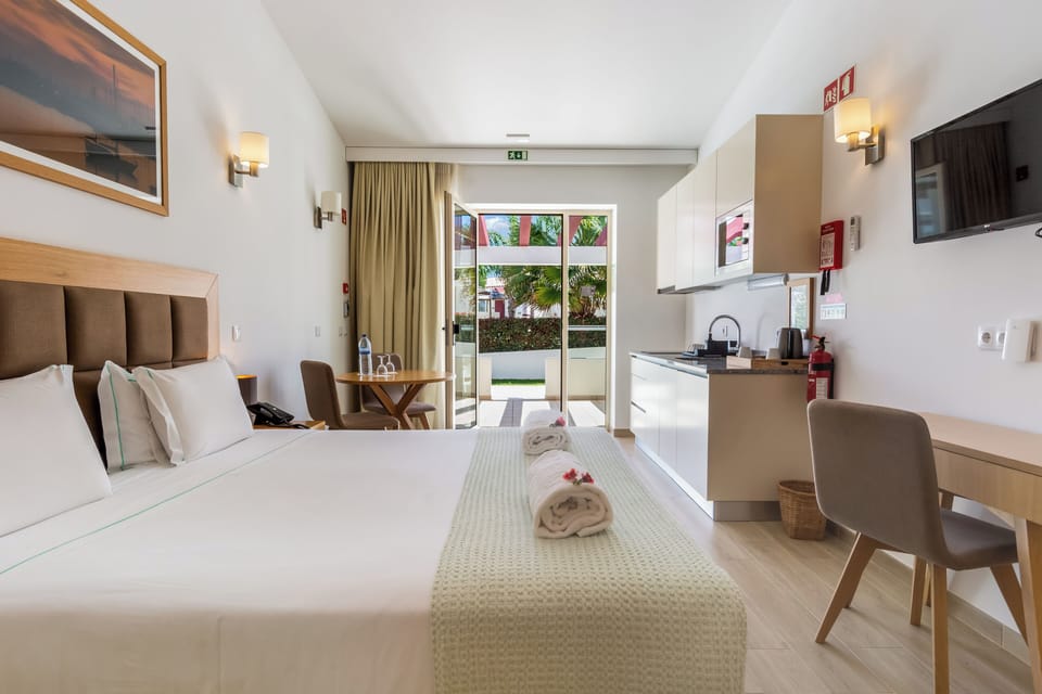 Standard Studio | In-room safe, desk, blackout drapes, soundproofing