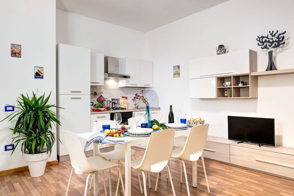 City Apartment | Private kitchen | Full-size fridge, microwave, oven, stovetop