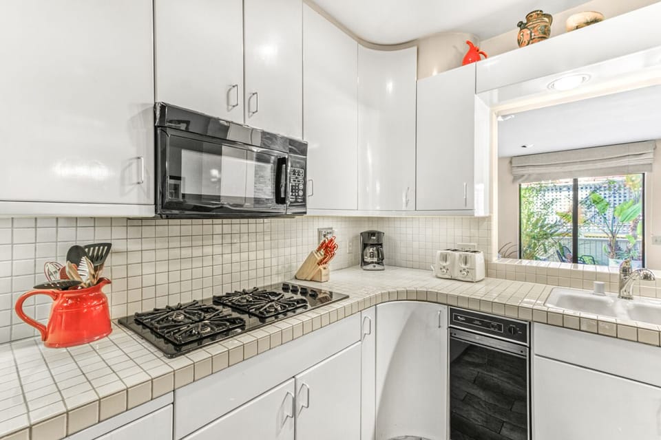 242MAR - kitchen
