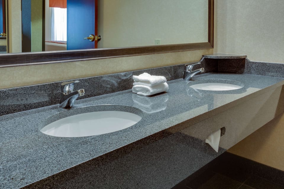 Combined shower/tub, free toiletries, hair dryer, towels