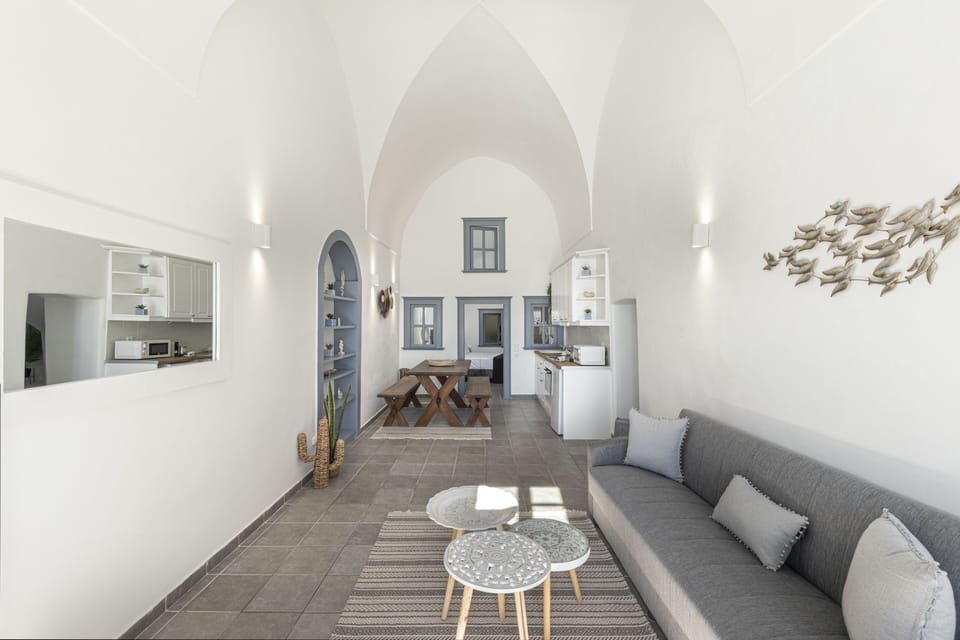Two-Bedroom House with Caldera View | Pillowtop beds, soundproofing, iron/ironing board, free WiFi