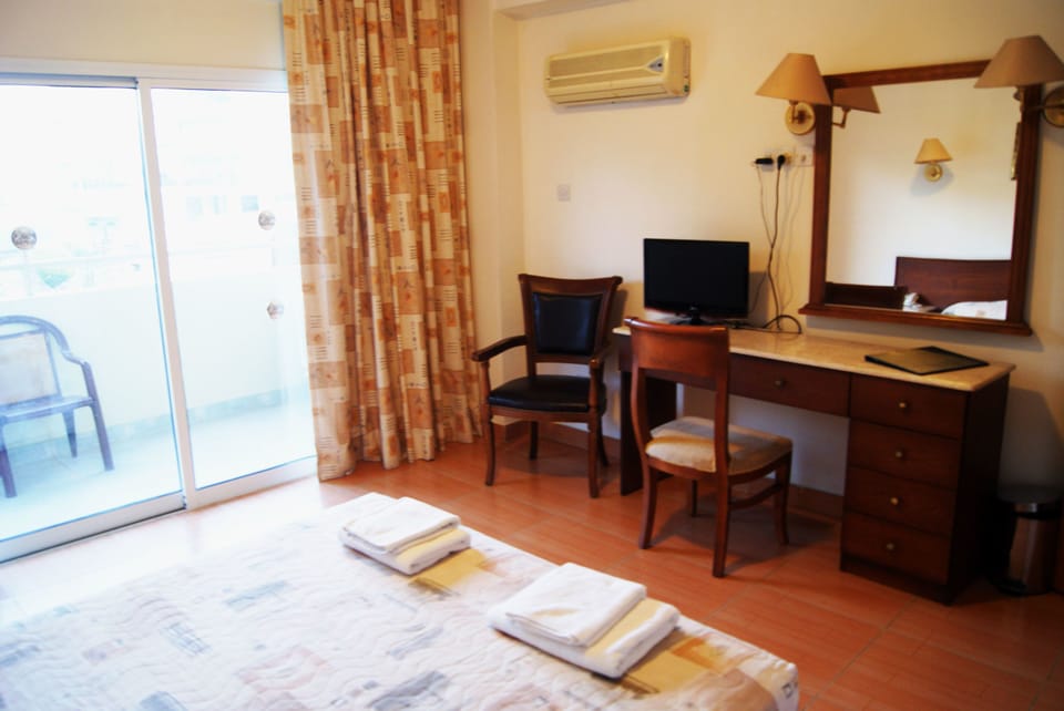 Double Room | In-room safe, desk, blackout drapes, iron/ironing board (on request)