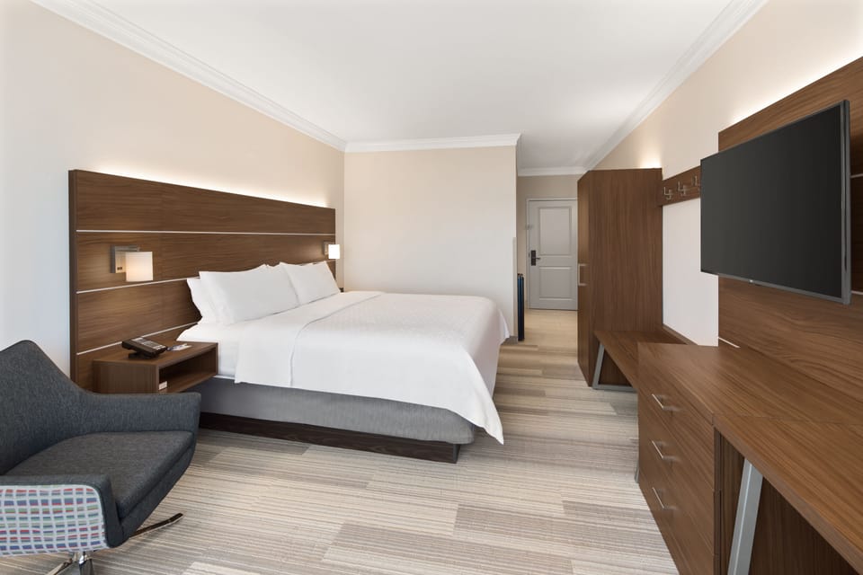 Standard Room, 1 King Bed | In-room safe, desk, laptop workspace, iron/ironing board