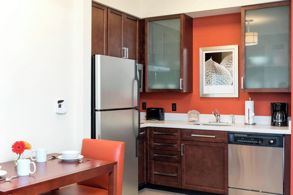 Full-size fridge, microwave, stovetop, dishwasher