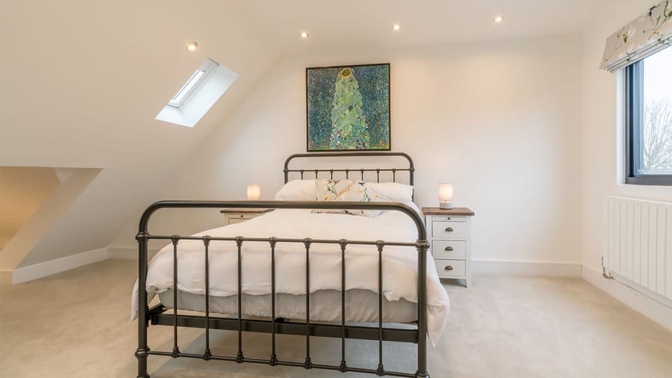 Top floor master bedroom with en-suite, Percy House, Bolthole Retreats