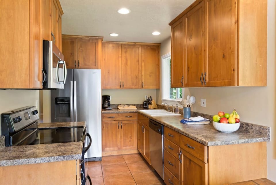 Perfect kitchen with all that you`ll need. Updated stove, oven, dishwasher, coffee maker, blender and stainless refrigerator.
