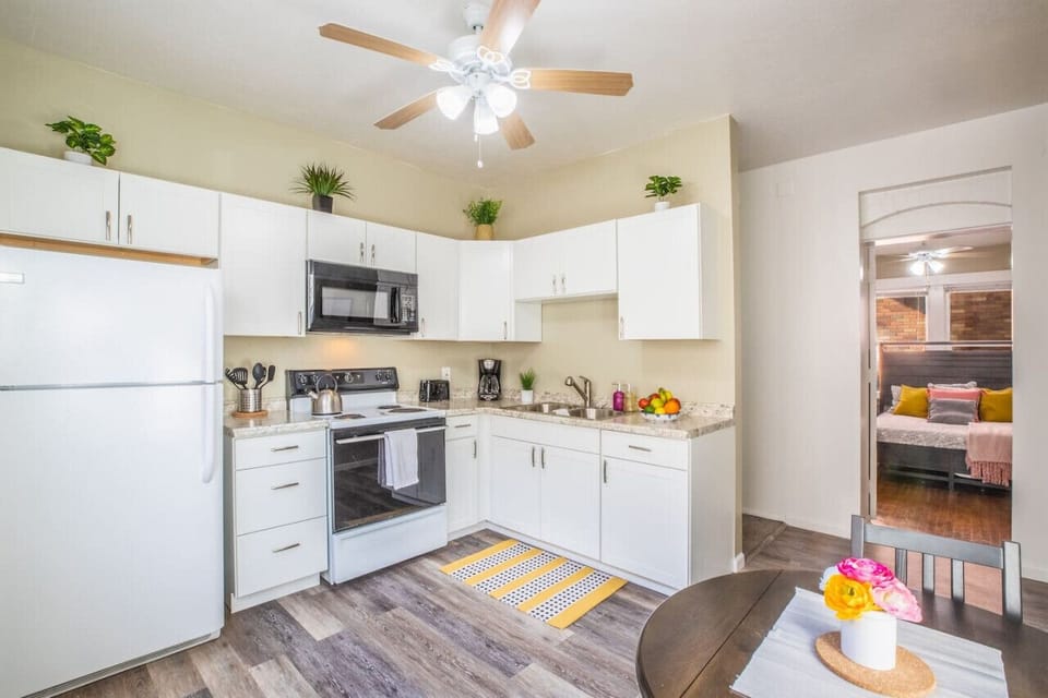 Seamless dining and kitchen space