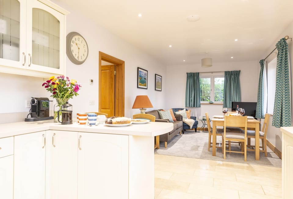 Wyndthorpe Cottage, Milton Abbas: Dine at the breakfast bar or the dining table