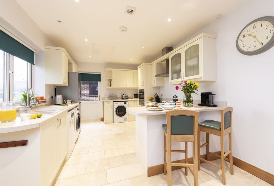 Wyndthorpe Cottage, Milton Abbas: The open-plan kitchen with breakfast bar