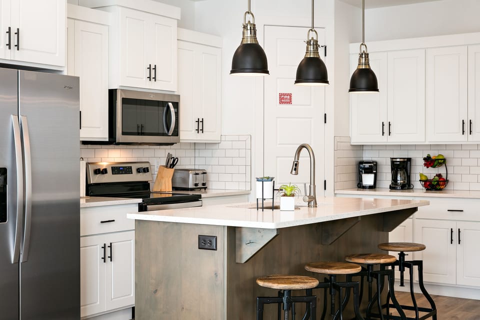 Townhome, 6 Bedrooms | Private kitchen | Fridge, oven, coffee/tea maker, toaster