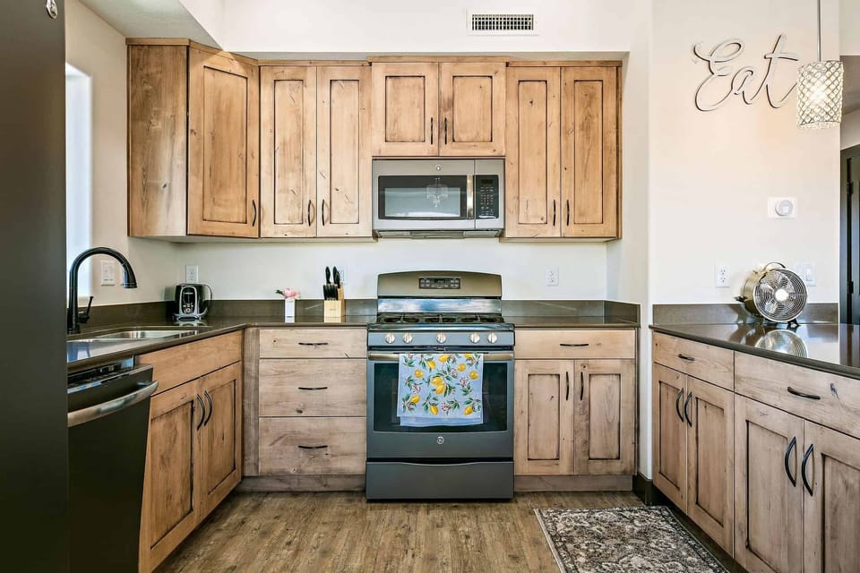 Condo, 2 Bedrooms | Private kitchen | Fridge, oven, coffee/tea maker, toaster