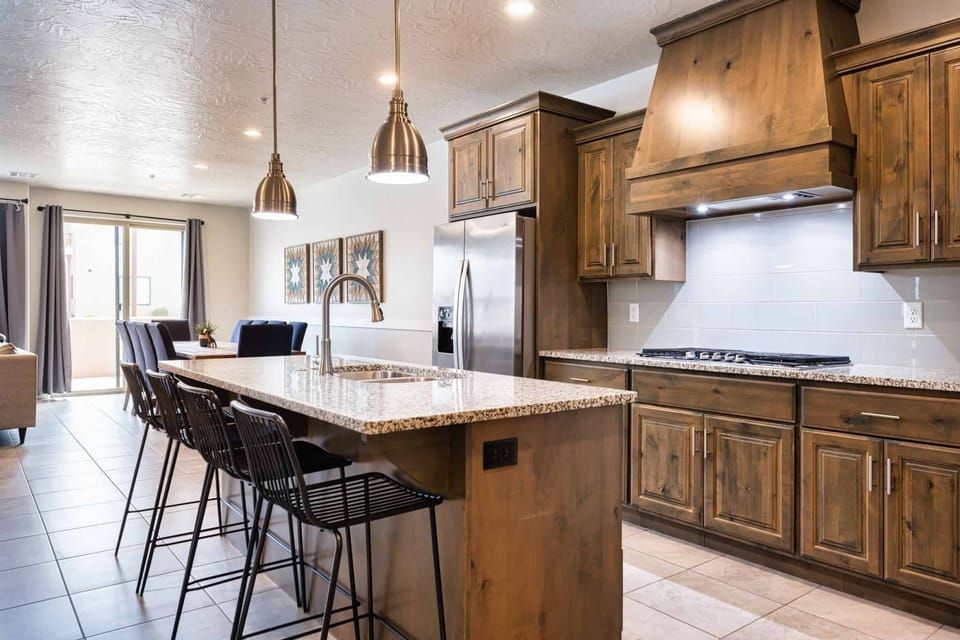 Townhome, 6 Bedrooms | Private kitchen | Fridge, oven, coffee/tea maker, toaster