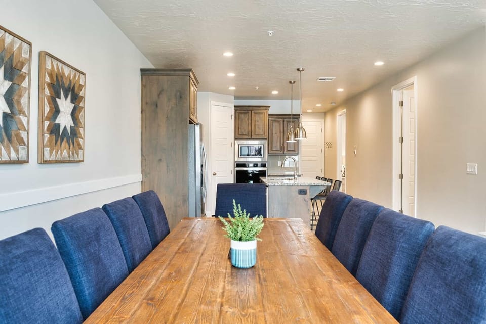 Townhome, 6 Bedrooms | Dining