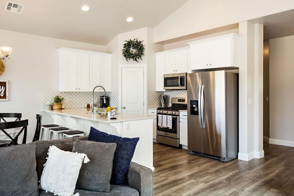 Townhome, 3 Bedrooms | Private kitchen | Fridge, oven, coffee/tea maker, toaster