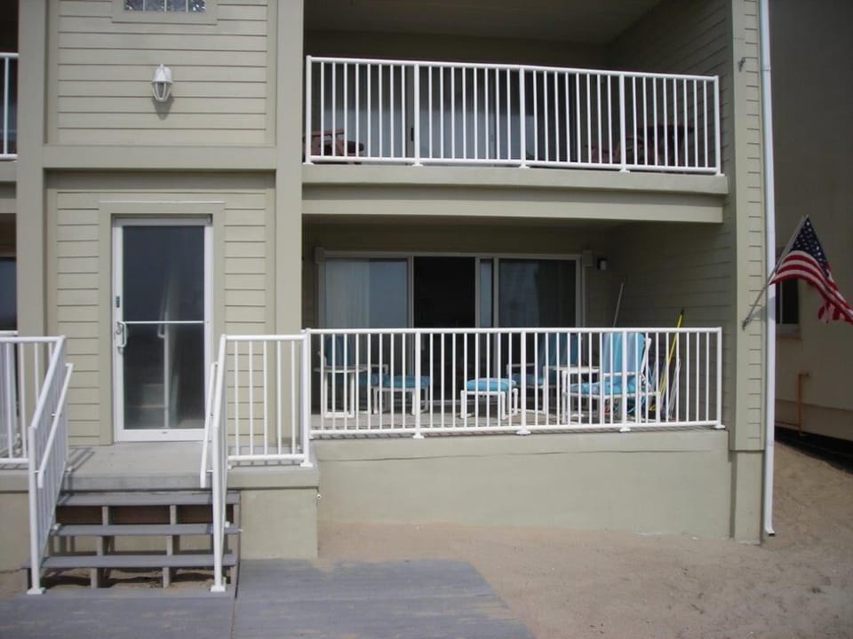 1st Floor on the Beach