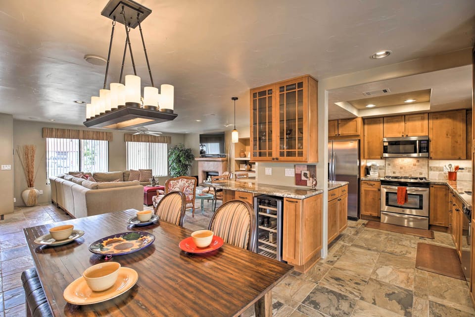 Dining Area | Wet Bar