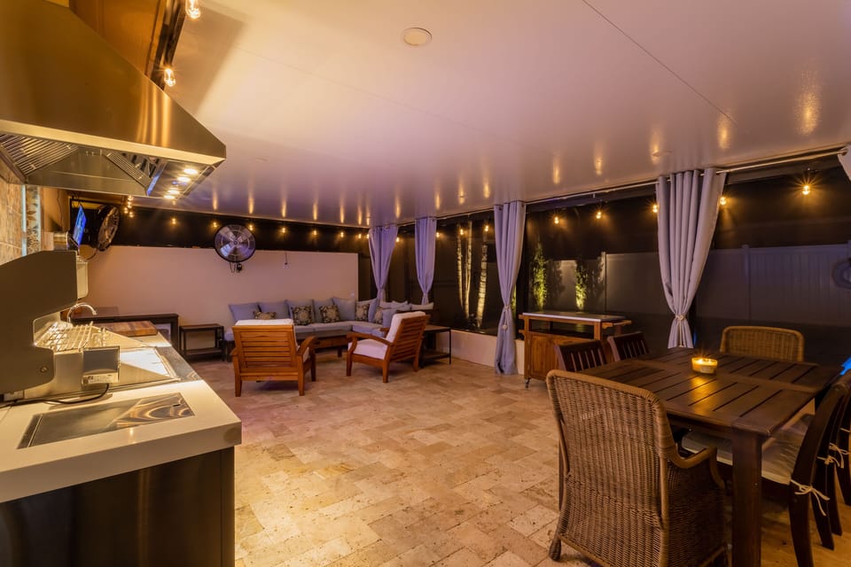 Outdoor Screened Inn Patio
