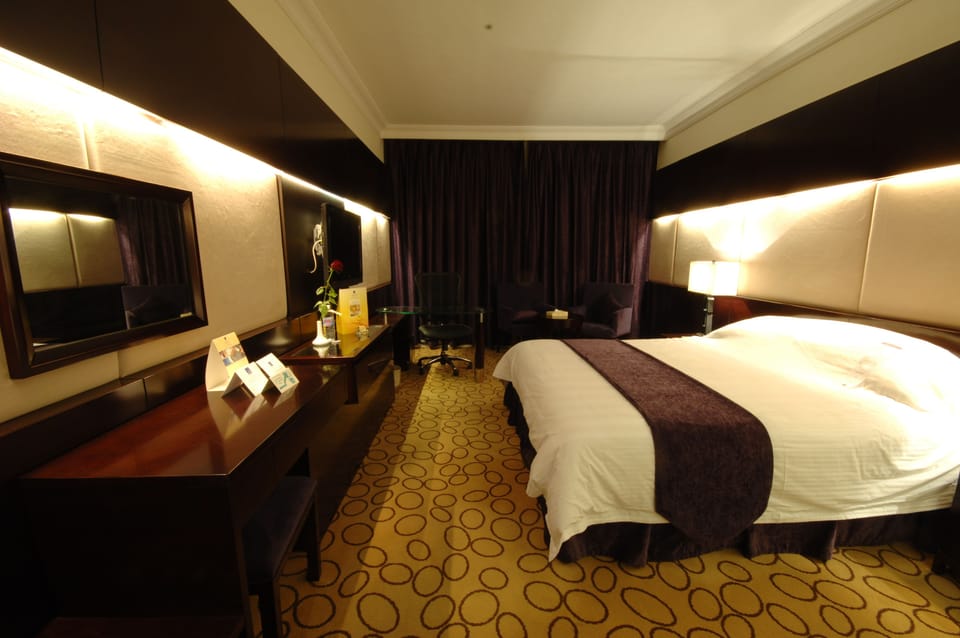 Standard Suite | Minibar, in-room safe, desk, soundproofing
