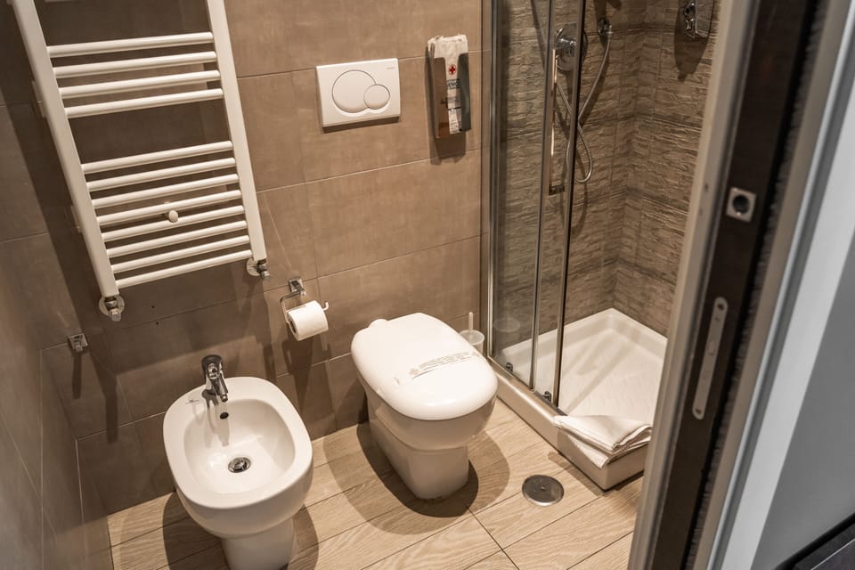 Shower, rainfall showerhead, free toiletries, hair dryer