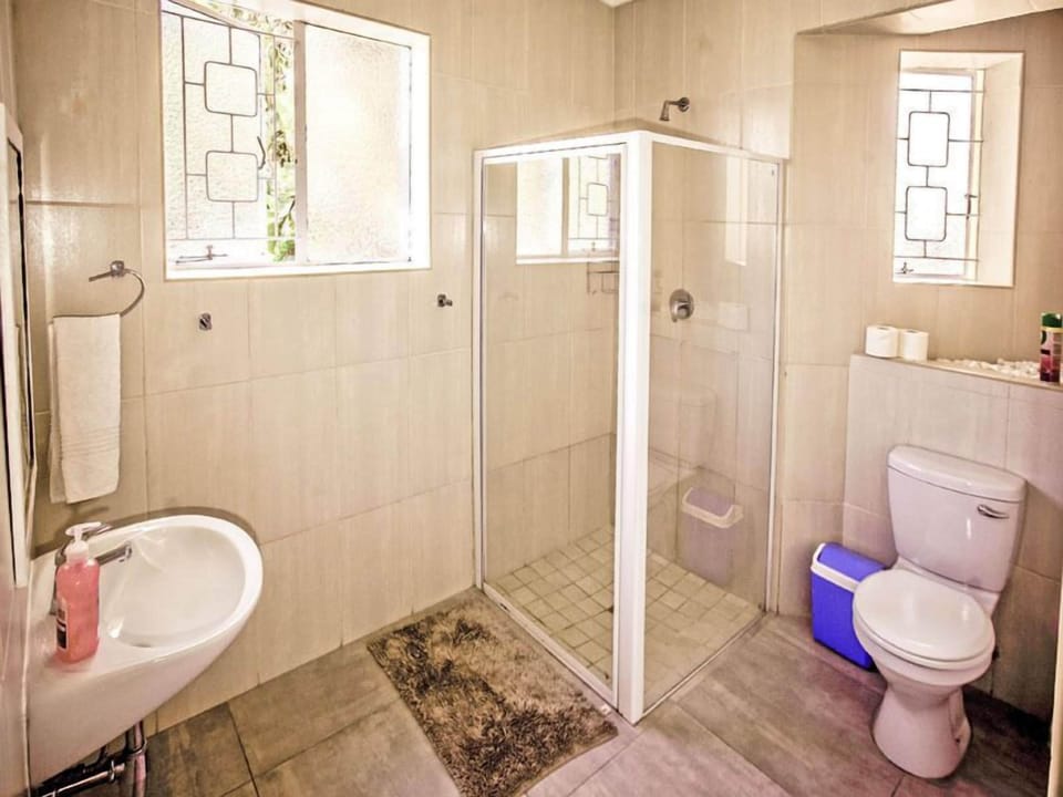 Family Room | Bathroom | Shower, free toiletries, towels