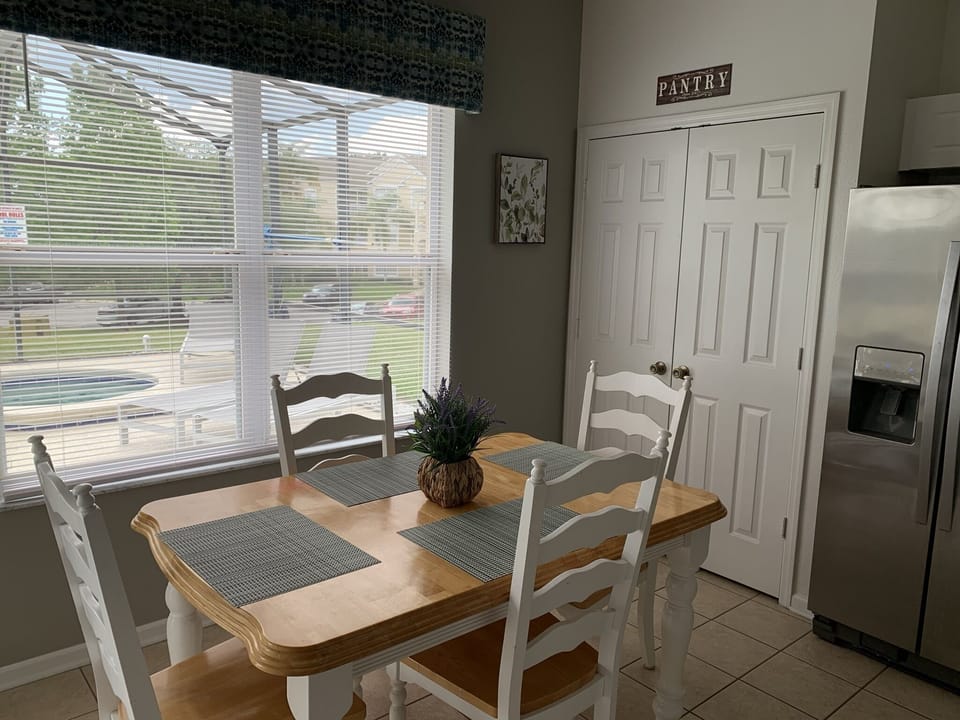 Kitchenette (overlooks pool/spa)