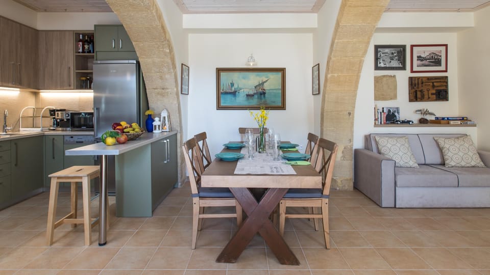 Deluxe Villa | Living area | 32-inch Smart TV with satellite channels, TV, Netflix
