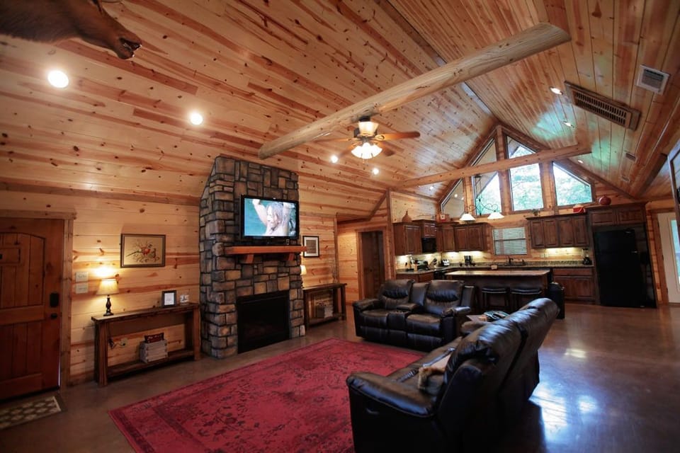 Cozy cabin vibes with a view that makes you stay awhile