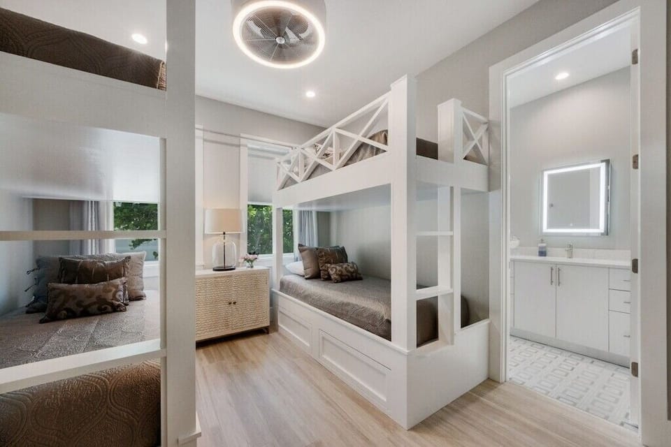 Delight in our bunk bed bedroom, perfect for friends or kids, with 4 super comfy twin beds, a 43" Smart TV and its own ensuite bathroom. Cozy, fun, and private, it's a vacation dream!