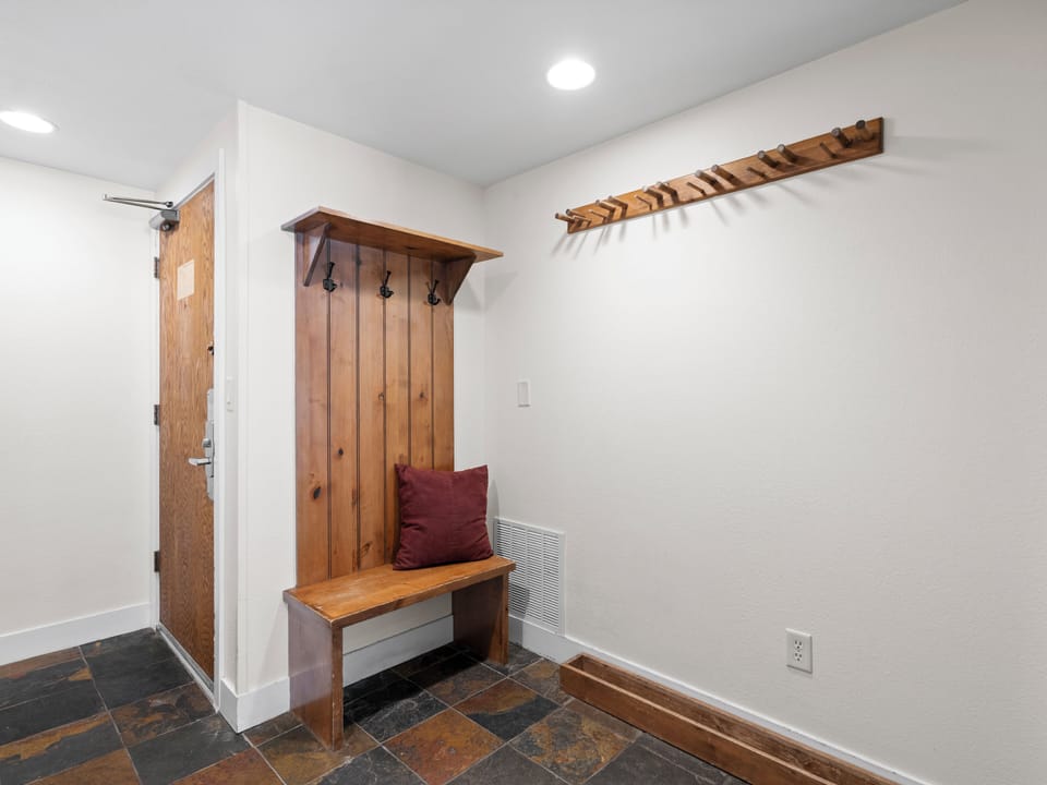 Entry / Ski Storage
