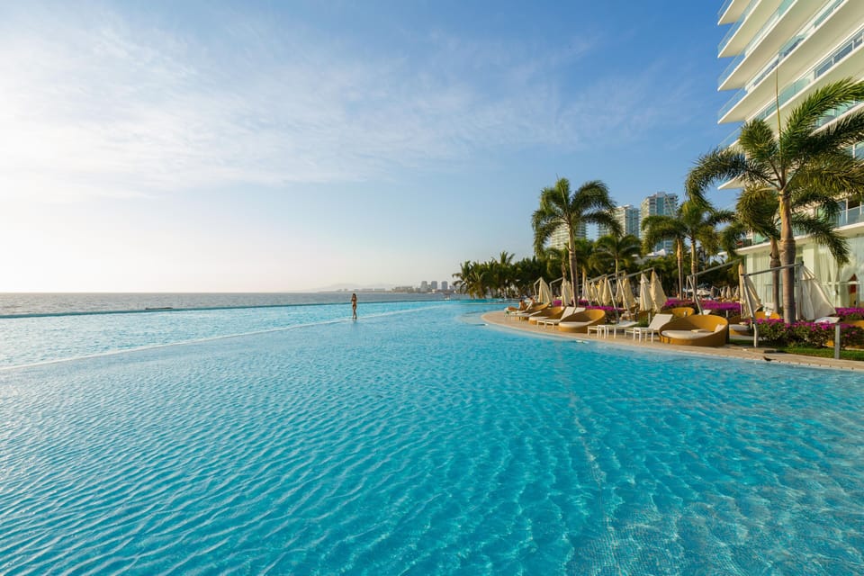 Edgeless pool views
