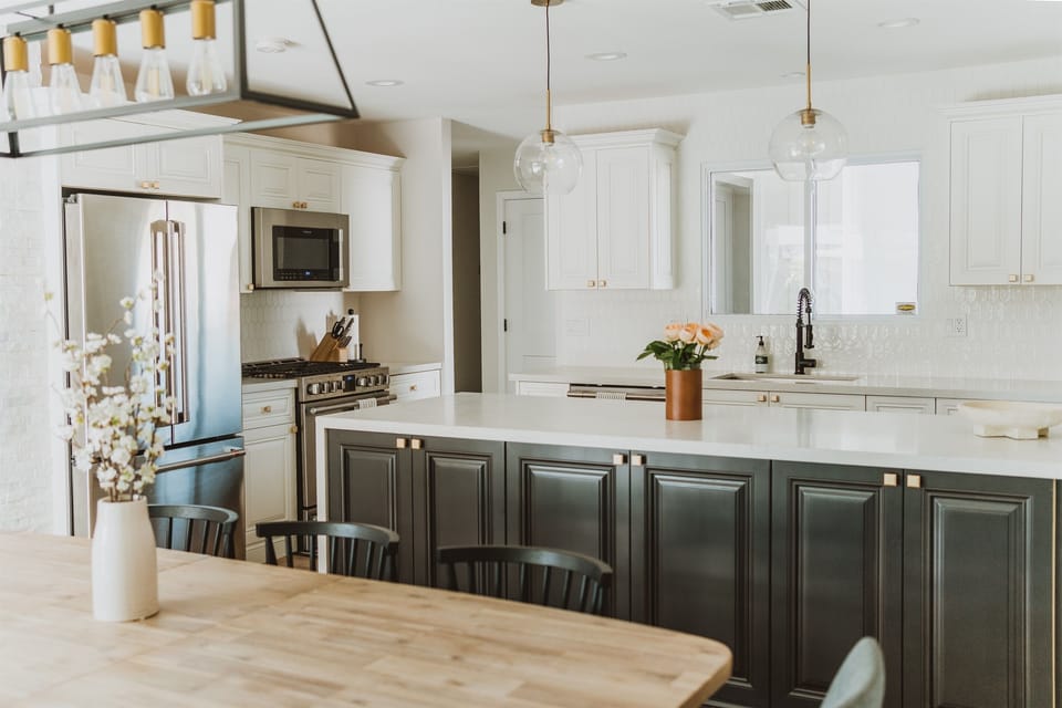 beautiful kitchen w/ large island & upgraded SS appliances