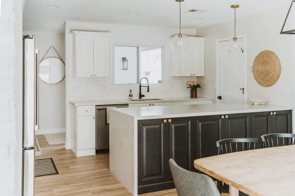 beautiful kitchen w/ large island & upgraded SS appliances