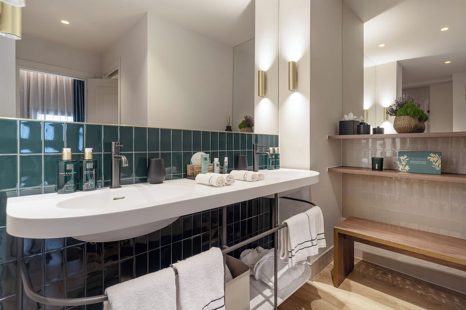 Combined shower/tub, deep soaking tub, designer toiletries, hair dryer