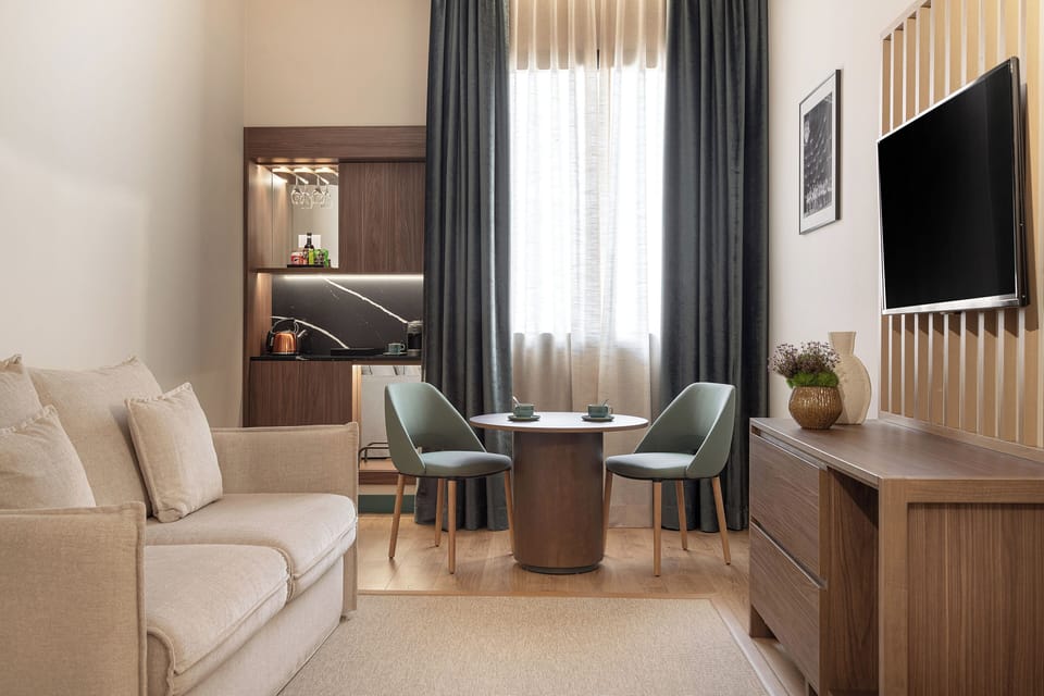 The Level Business Suite and Lounge Access | Down comforters, pillowtop beds, minibar, in-room safe