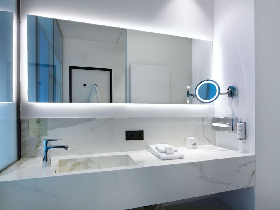 Executive Room | Bathroom | Rainfall showerhead, designer toiletries, hair dryer, towels