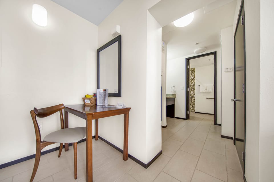 Lovely One Bedroom Unit on SPI + Infinity Pool Hotel in South Padre Island