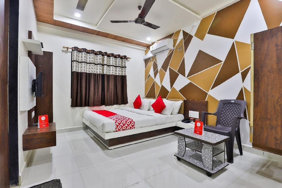 Deluxe Room (AC) | Free WiFi, bed sheets