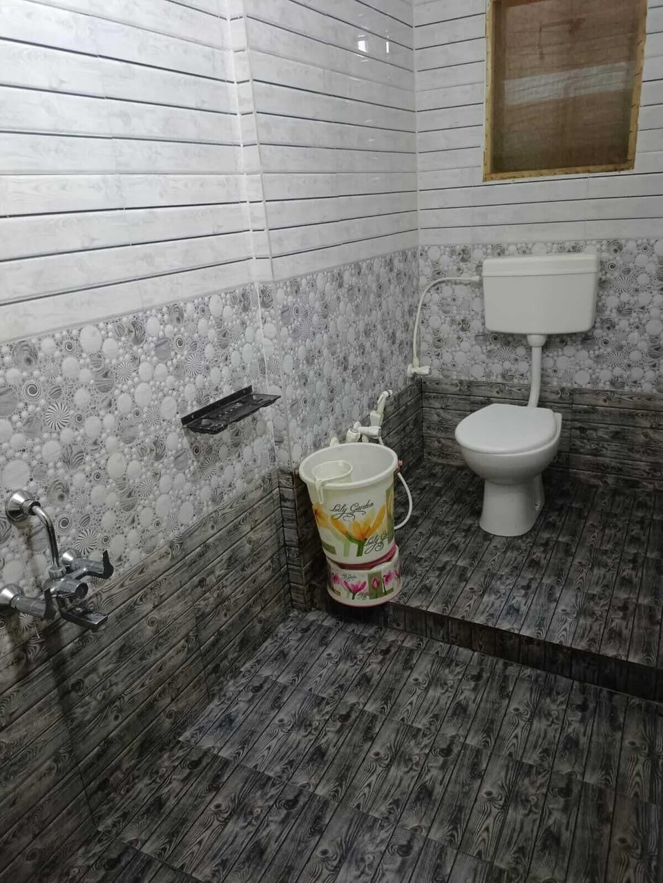 Shower, free toiletries, towels