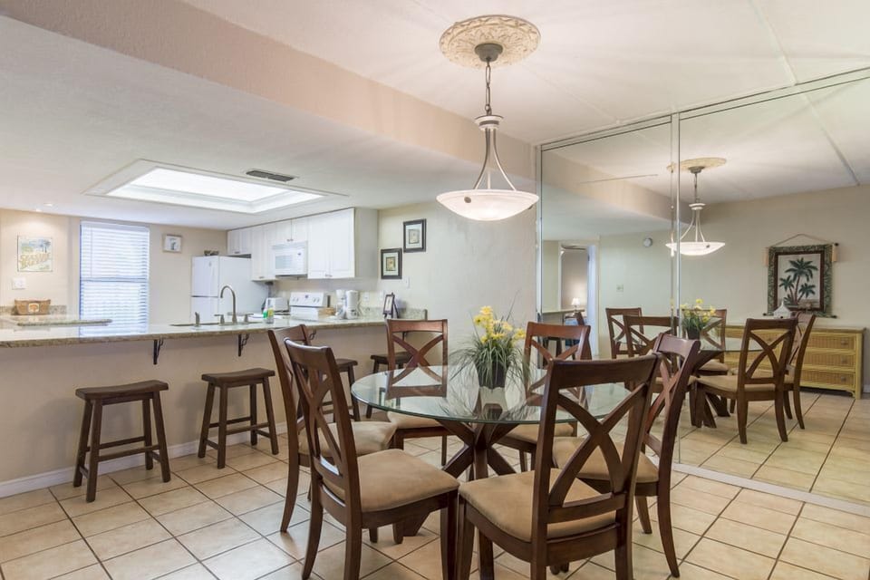 Feed the whole family with seating for 10