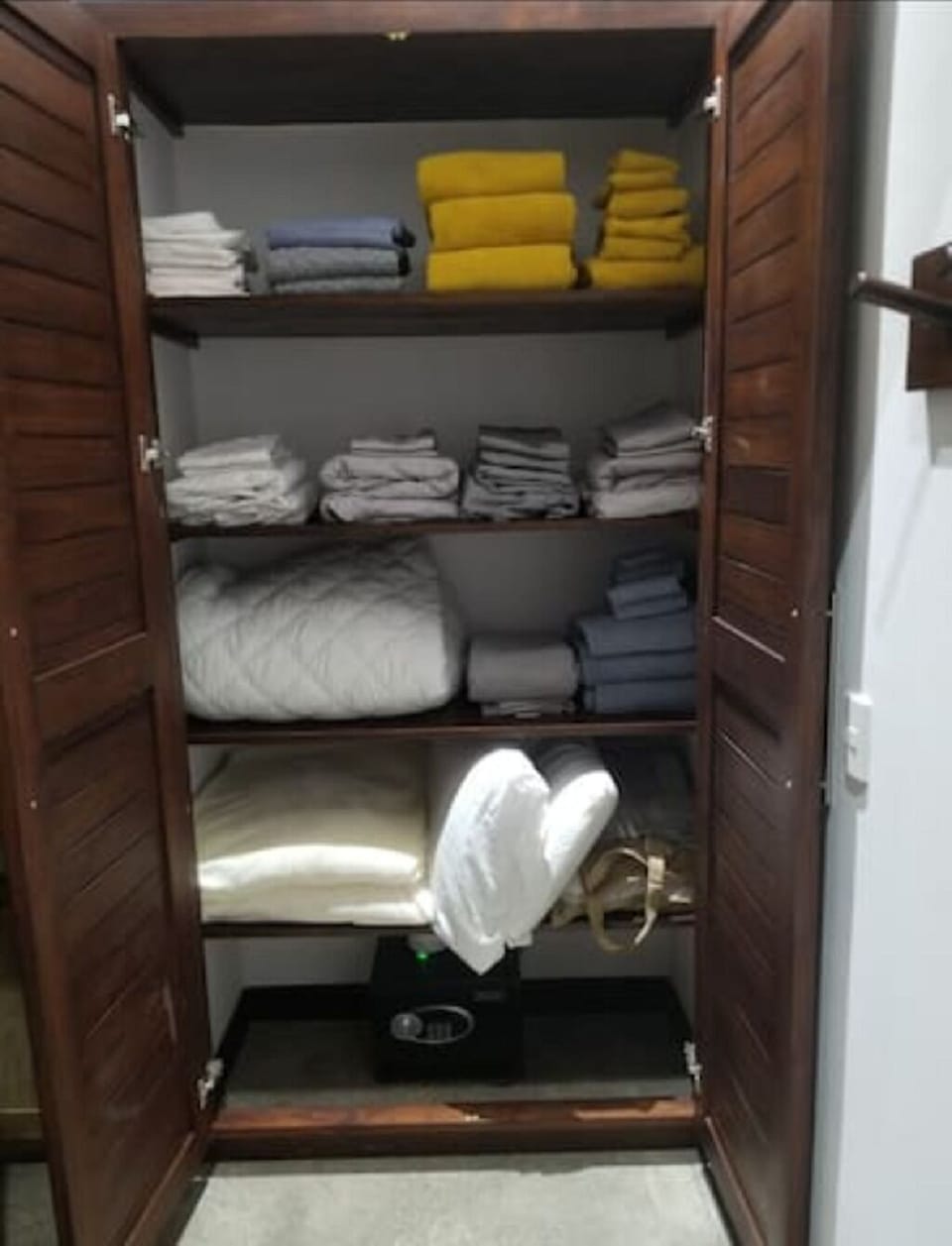 Ample bath towels, linens and pillows. Beach towels located in the laundry room