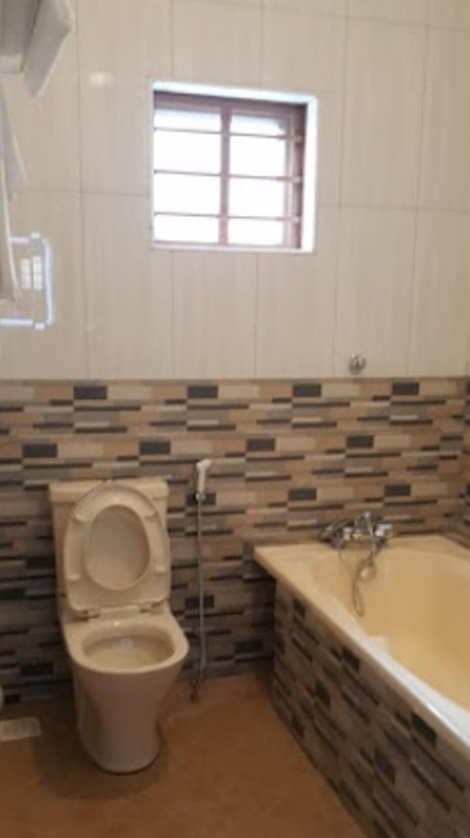 Deluxe Double Room | Bathroom | Rainfall showerhead, free toiletries, towels, soap