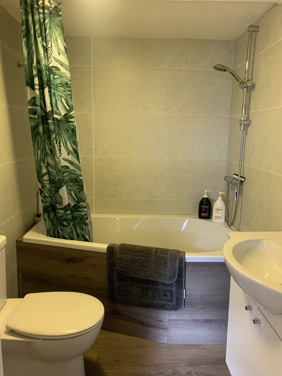 Badkamer met inclusief shampoo, föhn, haarproducten.