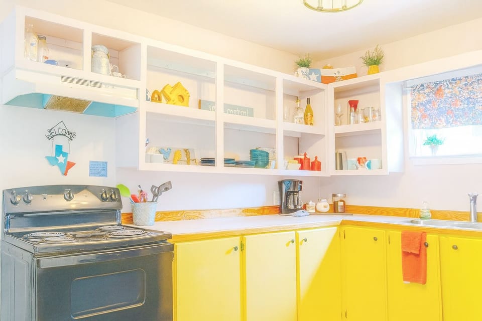 Full kitchen that is nice bright and open!